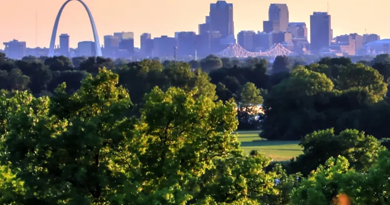 The gateway arch and St Louis - Missouri Skyline