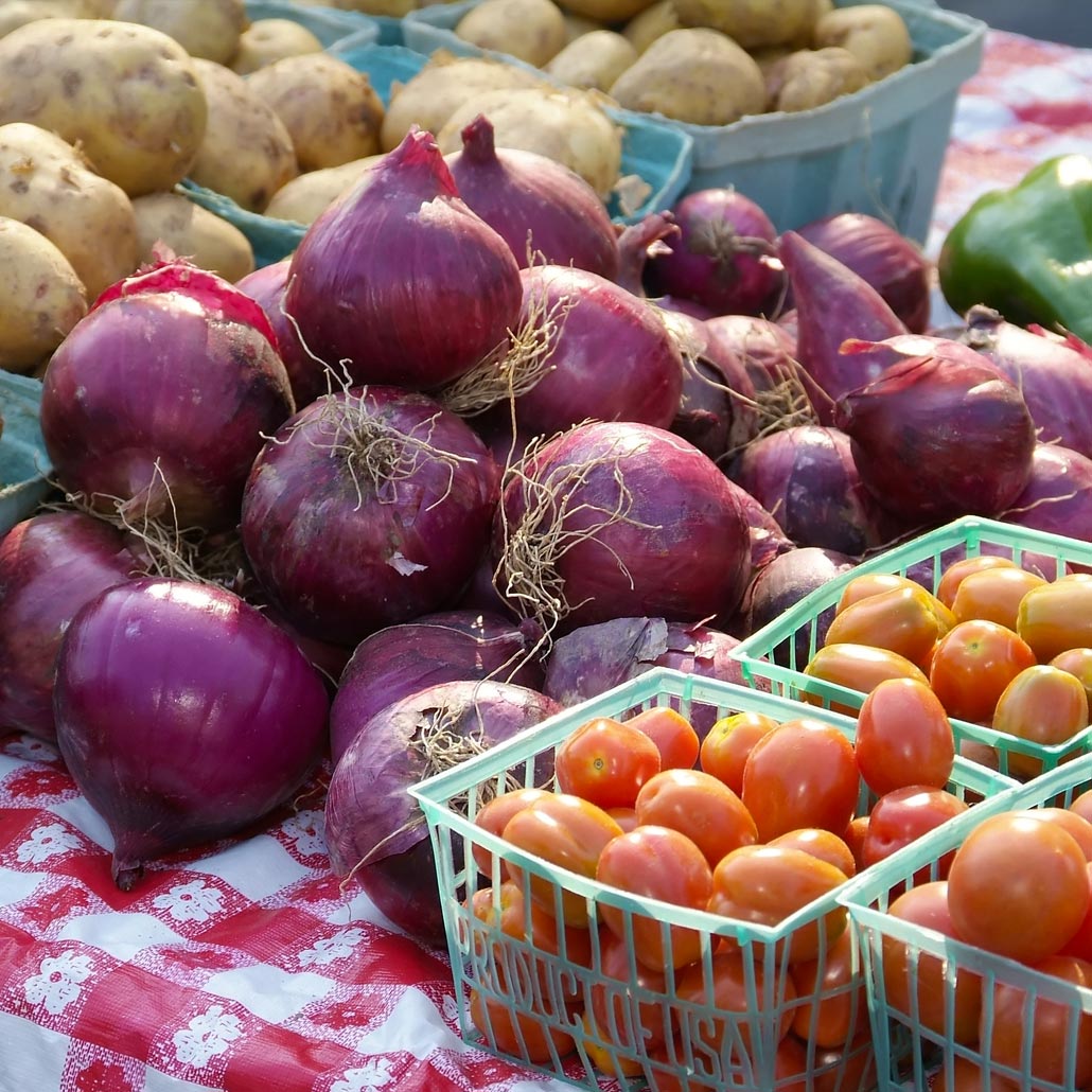 photo of vegetables on a table for sale at a Missouri farmers market